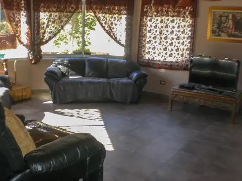 Casa en Venta con 3 cocheras