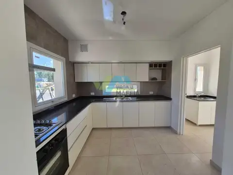 Casa 4 ambientes con 3 baños