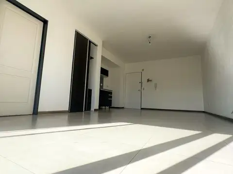 Departamento de 1 Ambiente al frente con balcón, luminoso 