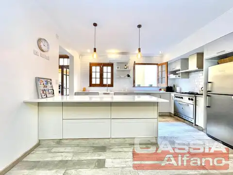 CASA 4 AMBIENTES, EXCELENTE ESTADO, FONDO Y TERRAZA, DOS PLANTAS AL FRENTE, DIGNA VISITAR