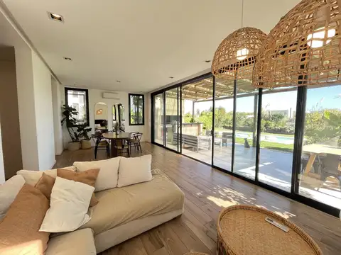 Casa en Venta / Alquiler-Ceibos Puertos del lago - Amplia luminosa