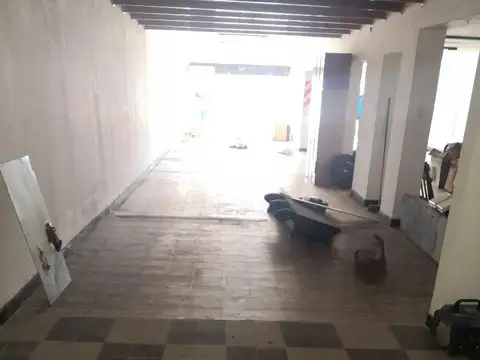 RETASADO ! GRAN LOCAL CON AMPLIA VIDRIERA