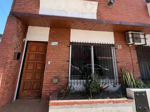 VENTA CHALET DUPLEX DE 3 AMBIENTES EN MUNRO EXCELENTE UBICACION CERCANO A PLAZA Y AVENIDA MITRE