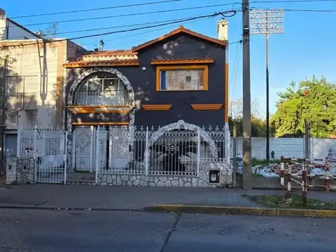 AMPLIA CASA DE 2 PLANTAS 3 DORMITORIOS SOBRE BV. OROÑO