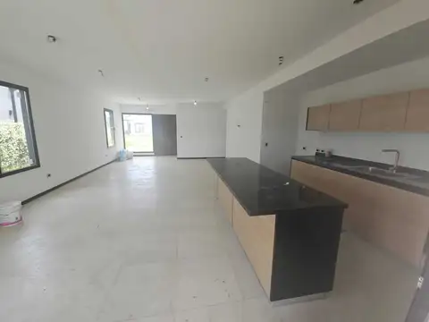 Casa 4 ambientes con 3 baños