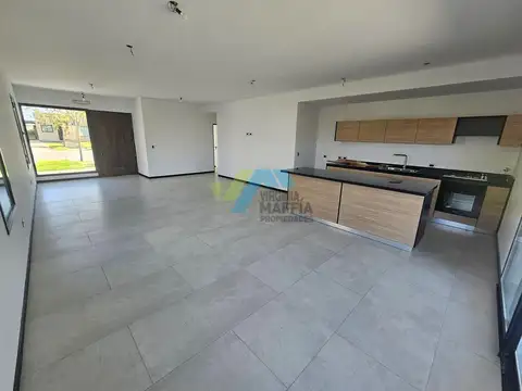 Casa 4 ambientes con 3 baños