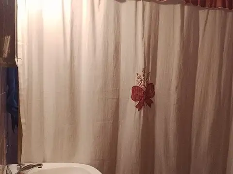 Casa 9 ambientes con 2 baños