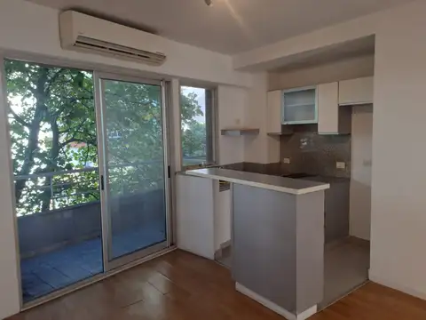 Monoambiente al frente con balcon