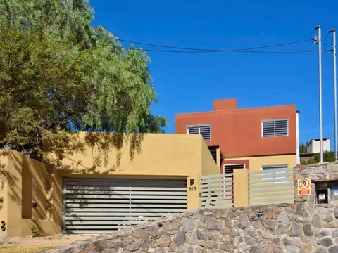 Dúplex de 2 Dormitorios en Cumbres de Villa Allende con Terraza, Asador y Cochera Doble