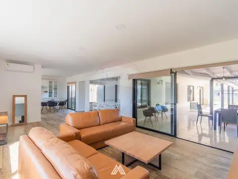 Vende casa 4 dorm Colinas de Carrasco piscina