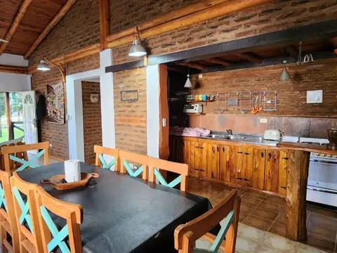 Casa 4 ambientes con 2 baños