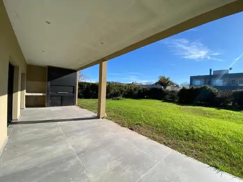 Casa 6 ambientes con 5 baños