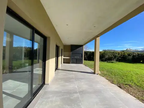 Casa en Venta con 4 cocheras