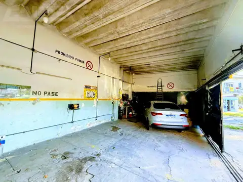 Excelente local con cocheras en esquina estratégica en Merlo ideal varios rubros 232 m²