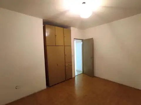 Tres ambientes amplios con espacio guarda coche.