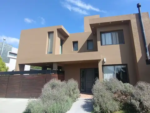 VENTA CASA 3 DORMITORIOS Y PILETA VILLA CATALINA  