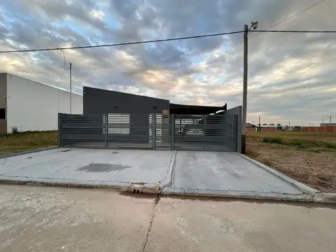 Casa con pileta y  galpon  en Colonia Ensayo