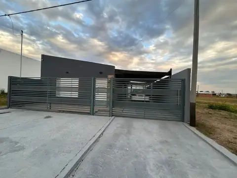 Casa con pileta y  galpon  en Colonia Ensayo