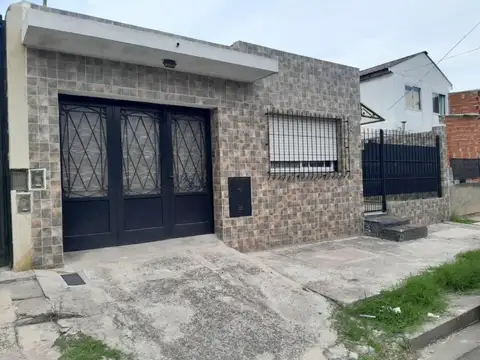 Venta Casa 5 Ambientes, Garage, Galpon, Fondo Libre