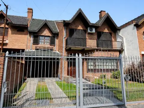 Chalet 6 amb con parque y pileta acepta permuta