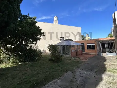 Venta, casa sobre dos lotes, ideal refacción, demolición o desarrollo, en Tolosa
