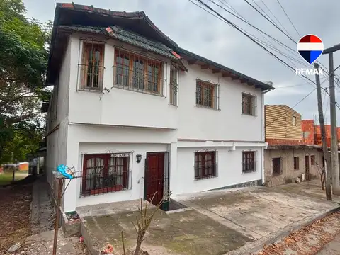 CASA EN VENTA CON 5 DEPARTAMENTOS ZONA OESTE