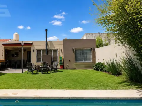 Casa 4 ambientes - 3 dormitorios - 2 Baños - Parque - Pileta - Ituzaingó Sur