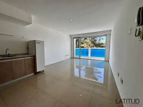 Amplio departamento de 1 dormitorio con balcón sobre 12 de octubre