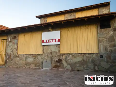 Propiedad a metros del mar sobre calle comercial - C804