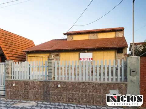 Propiedad a metros del mar sobre calle comercial - C804