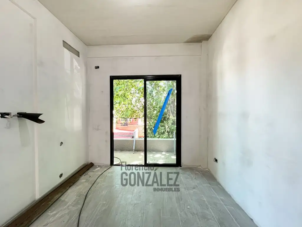 VENTA DE TRIPLEX DE 4 AMBIENTES EN MATADEROS de 1 Dormitorios