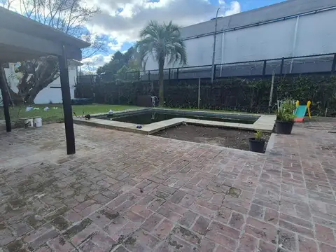 ALQUILER CASA EN LOMAS DE SAN ISIDRO | GRAN JARDÍN QUINCHO Y PILETA | 850m2 | GARAGE PARA 4 AUTOS