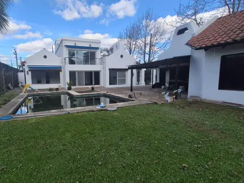 ALQUILER CASA EN LOMAS DE SAN ISIDRO | GRAN JARDÍN QUINCHO Y PILETA | 850m2 | GARAGE PARA 4 AUTOS