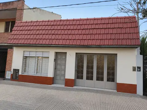 CASA EN VENTA LA PLATA 2 DORMITORIOS COCHERA PATIO