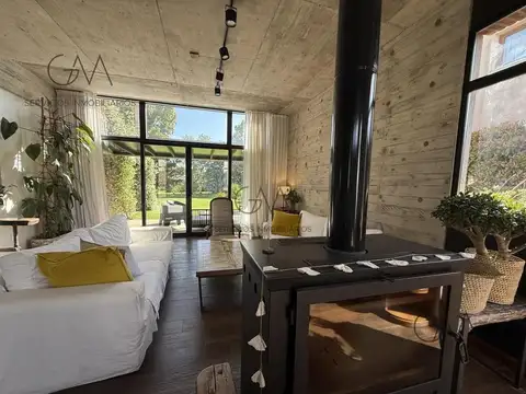 Casa 8 ambientes con 4 baños