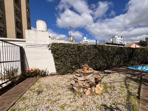 Casa 6 ambientes con 2 baños