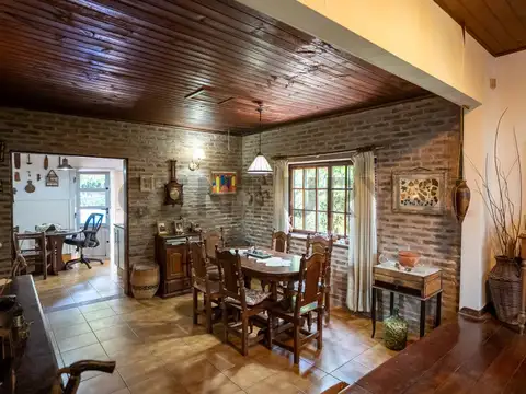 Casa 7 ambientes con 2 baños