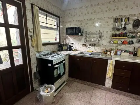 Chalet 6amb c parque y garage,  ideal vivienda y/o uso prof