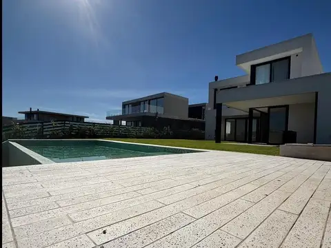 Casa en Alquiler con 2 cocheras