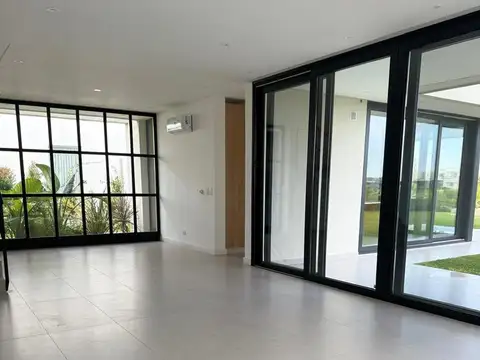Casa en Alquiler con 2 cocheras