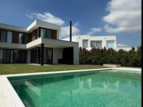 Casa en alquiler al lago Barrio Costas Puertos
