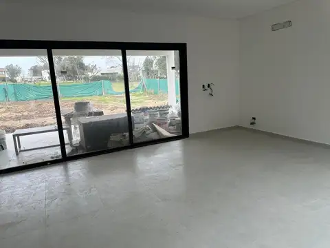 Casa  en Venta en Santa Lucia, Pilar del Este, Pilar