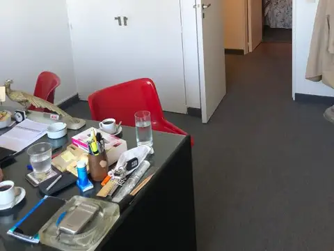 OFICINA EN GALERÍA JARDIN. SE ALQUILA CON O SIN MUEBLES. OPCIONAL COCHERA.