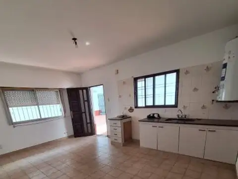 Depto Tipo Casa en Alquiler en Villa Luzuriaga, $ 700.000