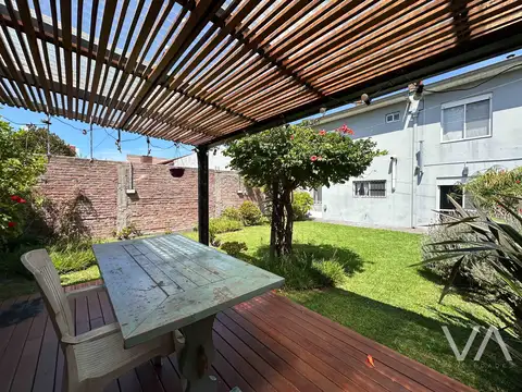 Casa con 3 dormitorios. Jardín. San Carlos.