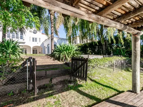 Casa en Venta con 3 cocheras