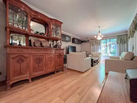 Casa 8 ambientes con 2 baños