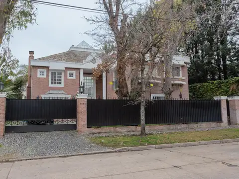 Casa 6 ambientes con 5 baños