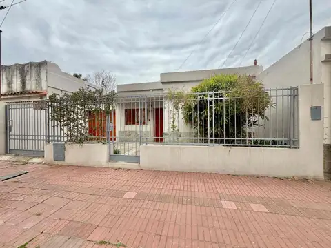 VENTA/VIVIENDA/2DORM/PATIO VERDE/PILETA/BO.ALBERDI