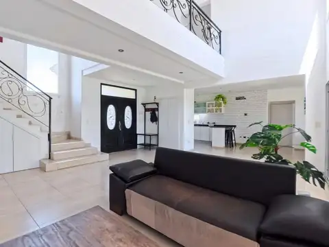 Casa 8 ambientes con 5 baños